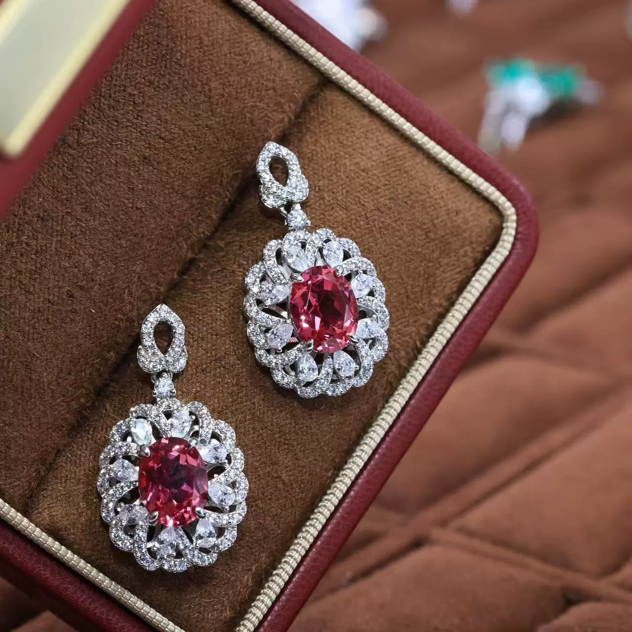 5.2 carat hollowed-out vintage earrings - Image 5