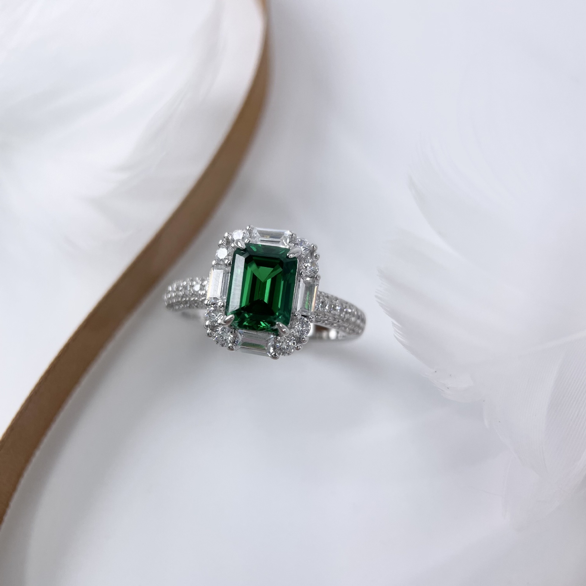 1.5 carat emerald Zambian square ring - Image 2