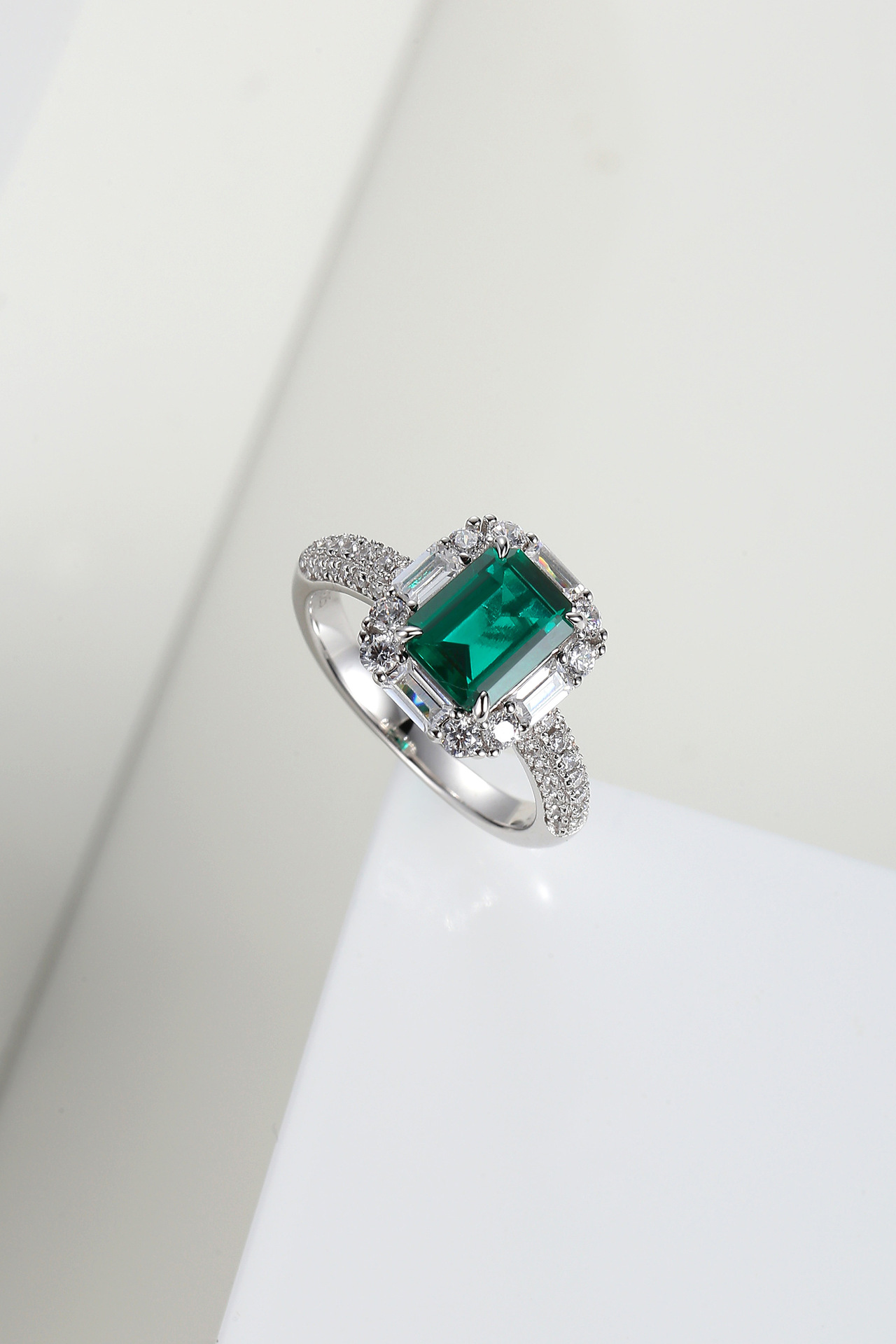1.5 carat emerald Zambian square ring - Image 4