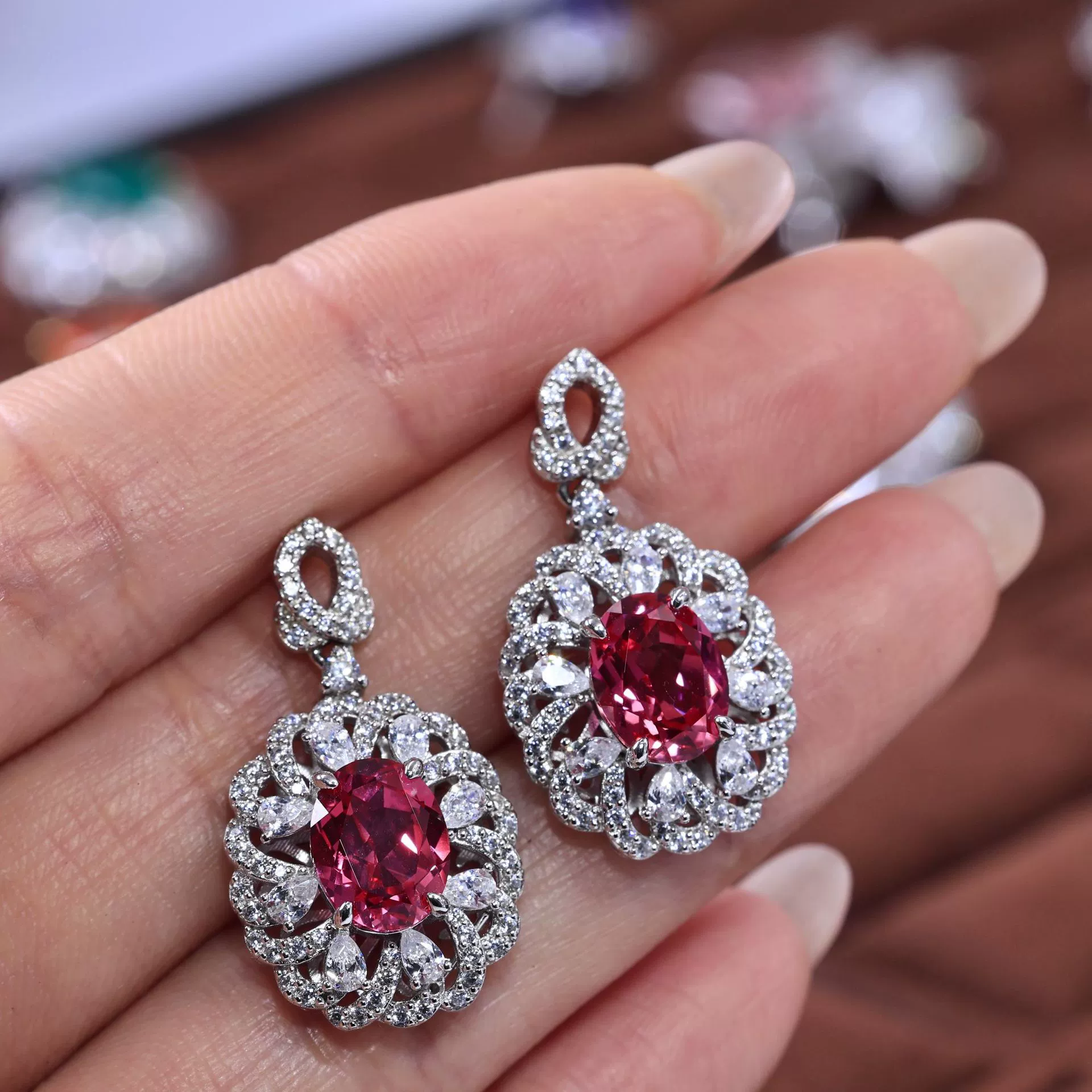 5.2 carat hollowed-out vintage earrings - Image 3