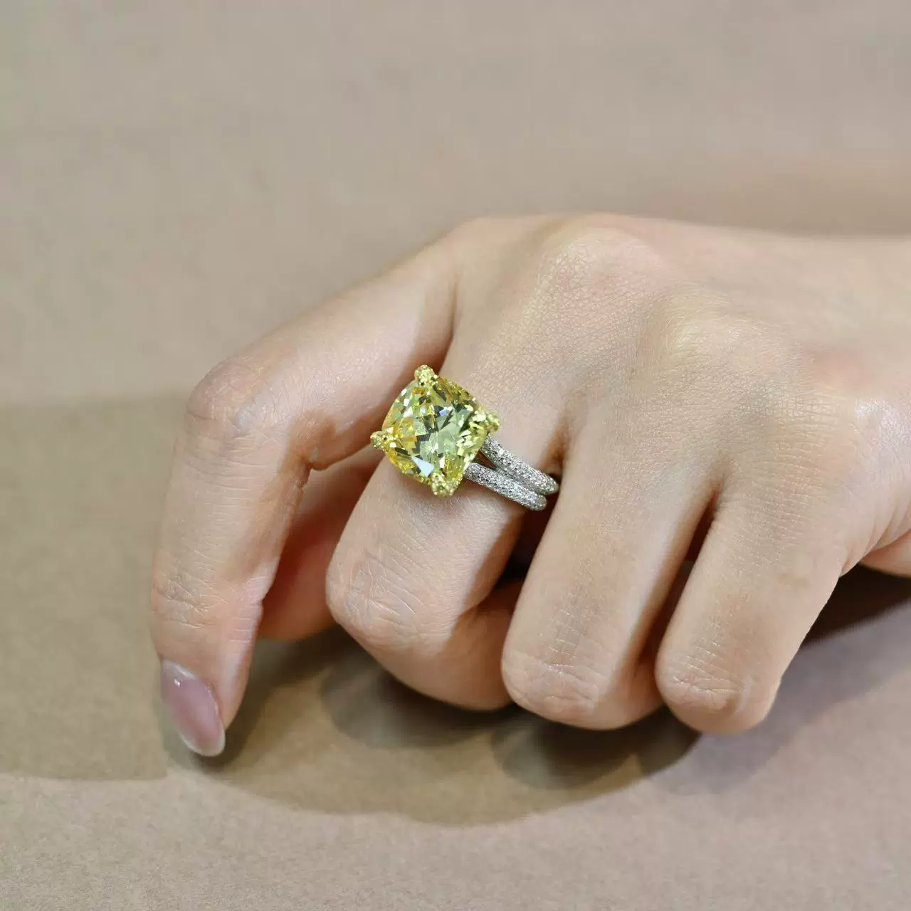 13.8 carat yellow diamond ice flower cut simple ring - Image 2